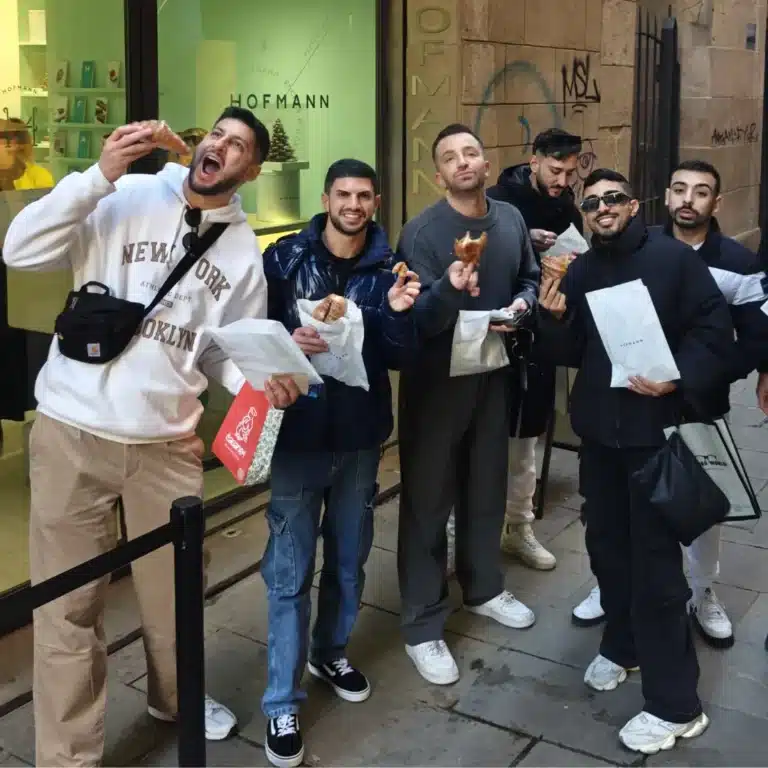 קבוצת מטיילים מתענגים על הקורסונים של הופמן