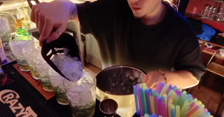 שותים ונהנים בסבב ברים בברצלונה - WEWALK