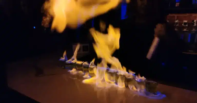 צ'יסרים עם להבות בסבב ברים בברצלונה - WEWALK