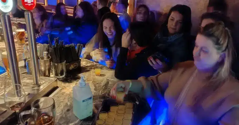 מרימים לחיים בסבב ברים בברצלונה - WEWALK