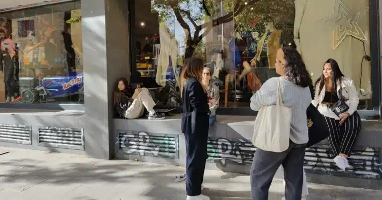 מכירים את עולם הוינטג' בסיור אופנה וסטיילינג בברצלונה - WEWALK