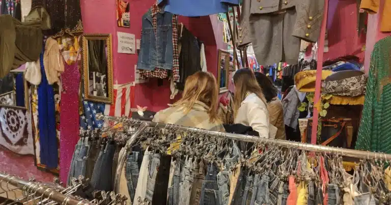 מגלים את החנויות הסודיות בסיור אופנה וסטיילינג בברצלונה - WEWALK