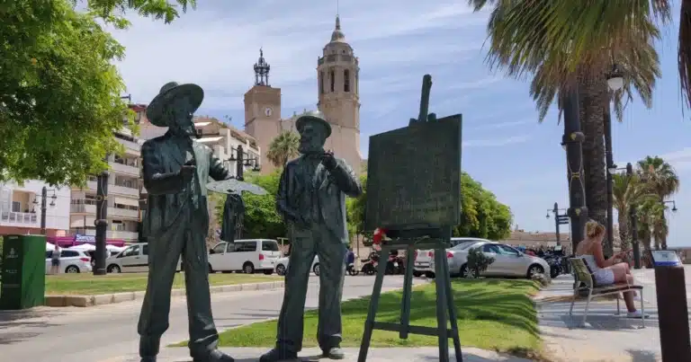 פסלי רחוב בעיירה סיטג'ס