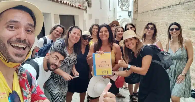 מטיילים ונהנים בסיור בעיירה סיטג'ס - WEWALK