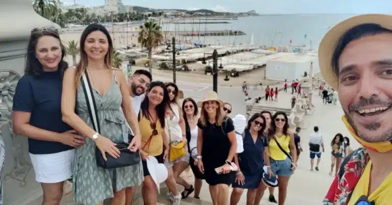 נהנים בחופים של עיירת החוף סיטג'ס מחוץ לברצלונה - WEWALK