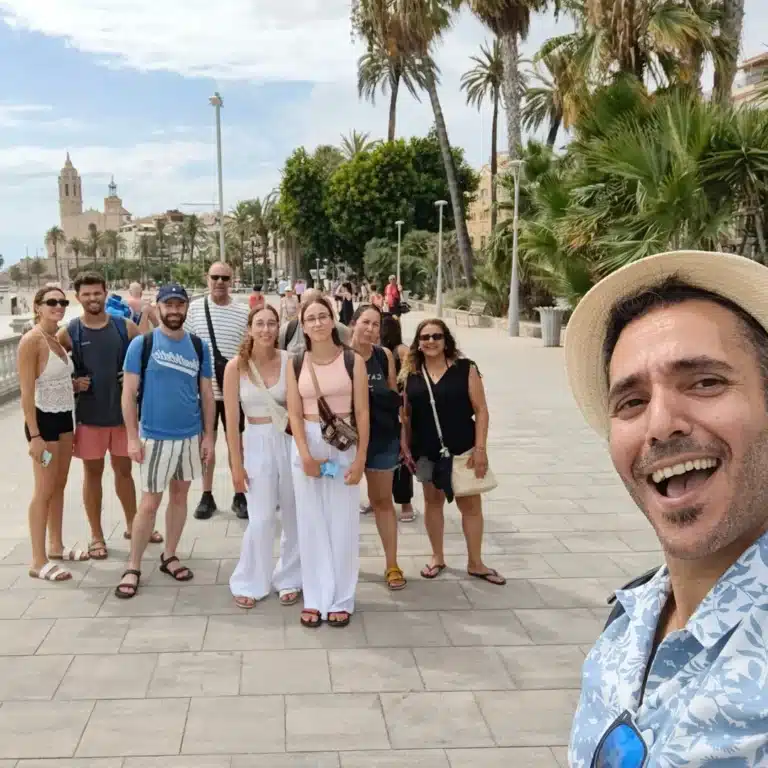 מטיילים בעיירה סיטג'ס עם - WEWALK