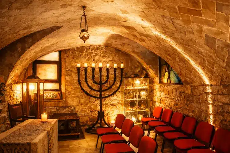 בית הכנסת העתיק-מקום קטן בגודל, אבל גדול מאוד במשמעות.-WeWalk Tours