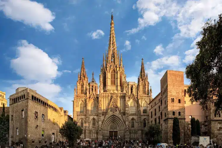 הקתדרלה של סנטה אאולליה-הקתדרלה הגדולה של ברצלונה - מרשימה מבחוץ, עם סיפור מרתק.-WeWalk Tours