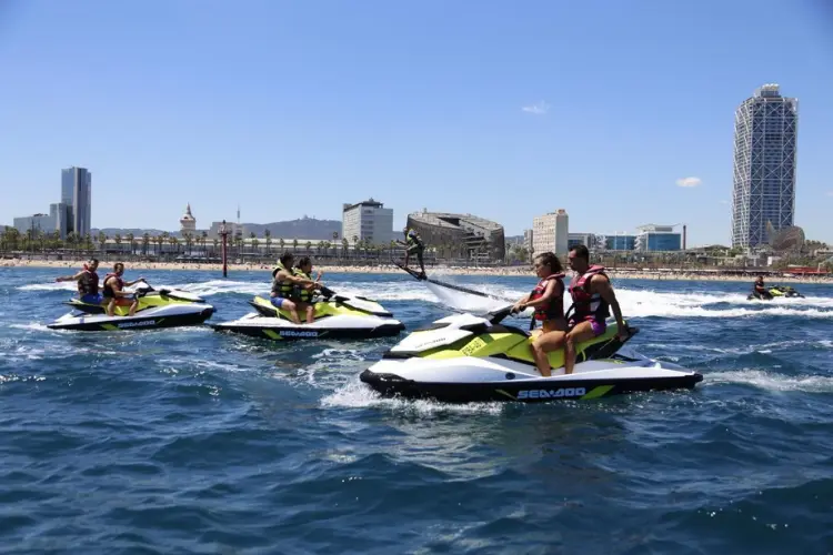ספורט ימי בברצלונה-להנות בים של ברצלונה עם שלל אטרקציות ספורטיביות.-WeWalk Tours