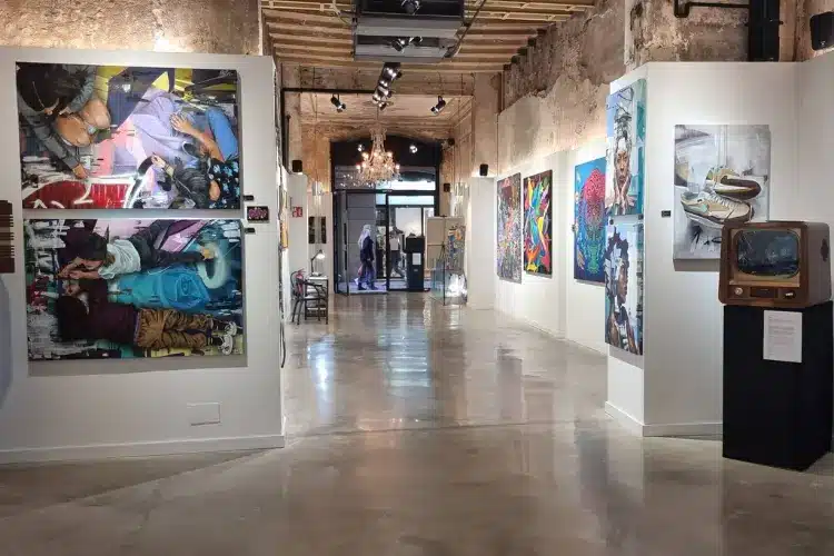 Base Elements-גלריה צבעונית עם אווירה יצירתית וקצת יותר בועטת.-WeWalk Tours