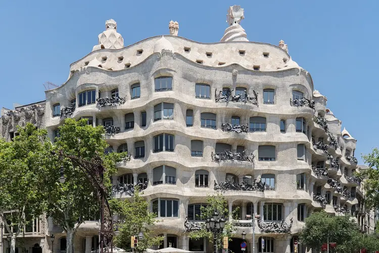 קאסה מילה (לה פדררה)-גג אייקוני, קווים גליים ודמיון בלי גבולות – גאודי בשיאו.-WeWalk Tours