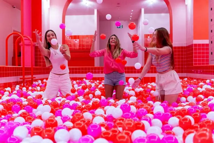 קנדי האוס-עולם צבעוני ומתוק שכולו פוטוגני ומשעשע.-WeWalk Tours