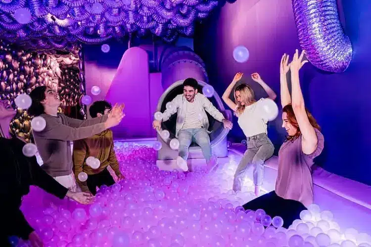 מוזיאון IKONO-חדרים אינטראקטיביים, צבעים וצילומים - אטרקציה קלילה וממוזגת.-WeWalk Tours