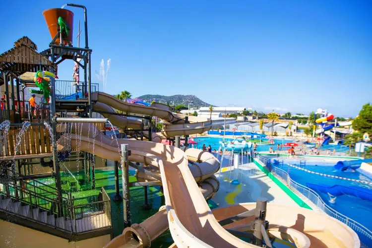פארק מים - אייה פנטסייה-מגלשות, בריכות ואווירת קיץ מתפרצת – יום מים משפחתי ליד ברצלונה.-WeWalk Tours