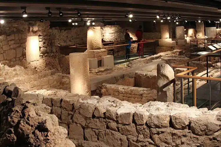 מוזיאון ההיסטוריה של ברצלונה-ירידה אמיתית לשכבות ההיסטוריה של ברצלונה.-WeWalk Tours