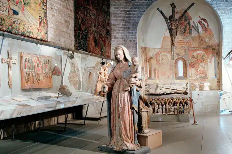 המוזיאון הדיוקסני-מוזיאון קטן ומרכזי שמוסיף שכבה דתית־היסטורית לביקור ברובע הגותי.-WeWalk Tours