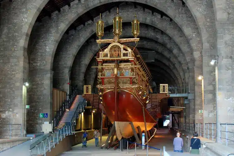 המוזיאון הימי של ברצלונה-מוזיאון ימי מרשים באחד המבנים ההיסטורים באזור הנמל.-WeWalk Tours