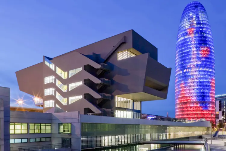 מוזיאון העיצוב-מוזיאון מרתק למי שאוהב עיצוב, אופנה וחשיבה יצירתית.-WeWalk Tours