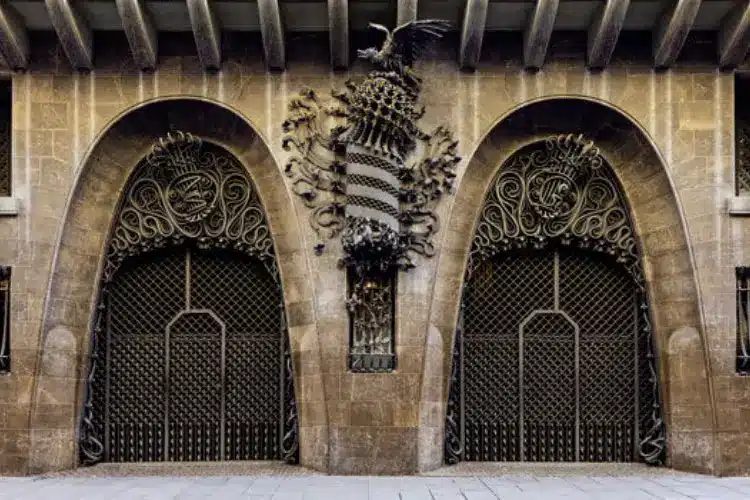 פלאו גואל-פן אפל, אלגנטי ומלכותי יותר של גאודי - ממש ליד הרמבלה.-WeWalk Tours