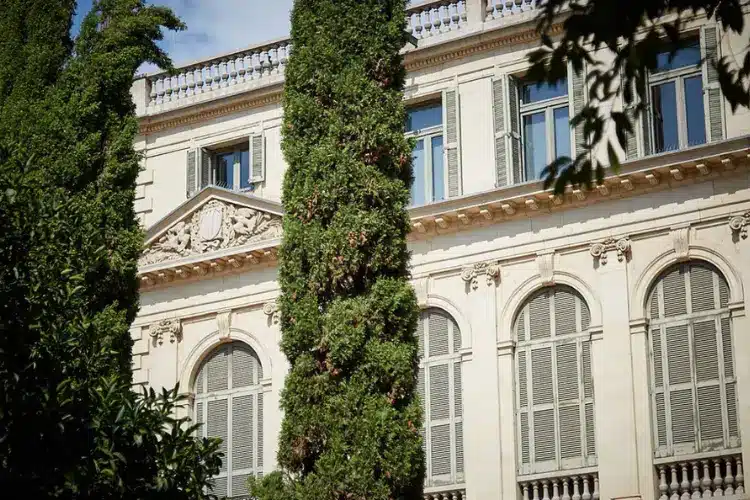 פאלאו רוברט-בניין אלגנטי בפסאו דה גראסיה עם תערוכות מתחלפות וכניסה חופשית.-WeWalk Tours