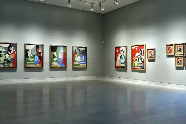 מוזיאון פיקסו-הצצה נדירה לשנים שעיצבו את פיקאסו, בתוך ארמון גותי מלא אופי.-WeWalk Tours