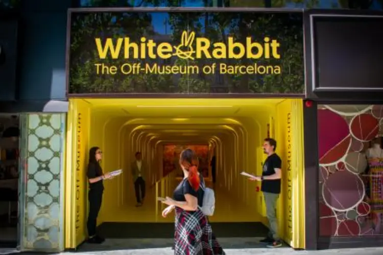 וויט ראביט-מוזיאון אינטראקטיבי צבעוני ומדליק שמצטלם נהדר.-WeWalk Tours