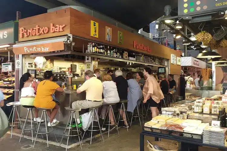 WeWalk Tours - בר פינוצ'ו - בר ותיק ליד השוק המגיש פינצ'וס קלאסיים, מאפים קטלאניים לארוחת בוקר וטאפאס אהובים.
