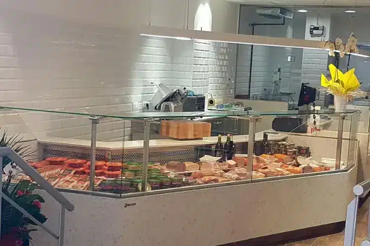 WeWalk Tours - בן בן - כשר - מקום כשר ונוח למטיילים שמחפשים אוכל מוכר ושירות נגיש בעיר.