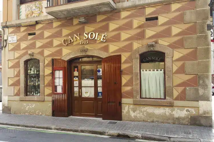 WeWalk Tours - קאן סולה - מסעדה ותיקה וצנועה עם מגשי פירות ים, פאייה וכדי סנגריה.