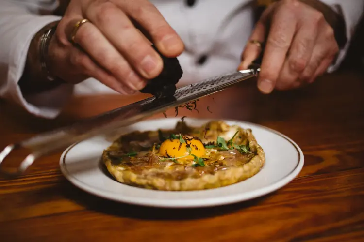 WeWalk Tours - בר קנייטה - מסעדה אלגנטית המגישה פאיית פירות ים, קנלוני ברווז וצדפות לצד יין מקומי.