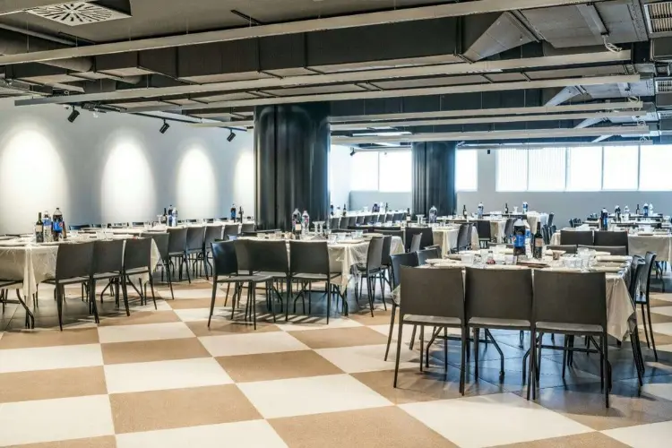 WeWalk Tours - בית חב"ד ברצלונה - הבית היהודי בברצלונה שמציע אוכל כשר, ביתי ומנחם עם תחושת קהילה חמה לכל מטייל.