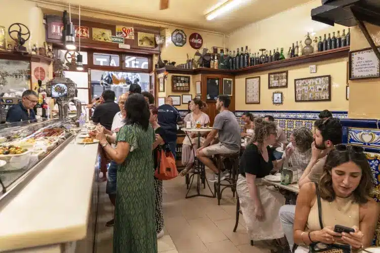 WeWalk Tours - אל שמפנייה - בר אינטימי ותוסס עם טאפאס מסורתיים, קאווה ויין באווירה לא מתאמצת.