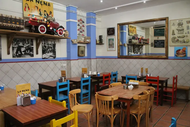 WeWalk Tours - לה ננה - מקום משפחתי ומואר עם המבורגרים, עוגות ושוקו חם, כולל אזור משחק לילדים.