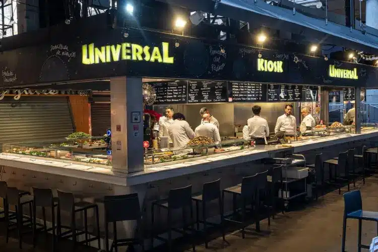 WeWalk Tours - קיוסק יוניברסל - דוכן אהוב עם טאפאס ים־תיכוניים ומנות מסורתיות בהגשה מהירה על הבר.