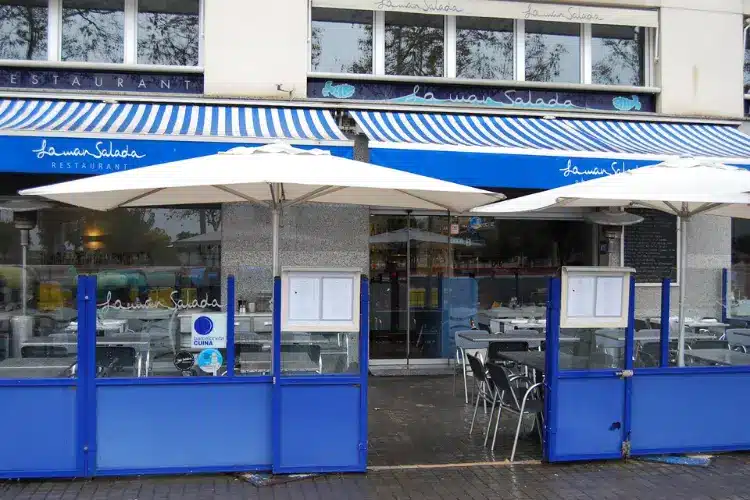 WeWalk Tours - לה מאר סלאדה - ביסטרו יוקרתי עם פטיו שטוף שמש, המתמחה בפאיית פירות ים ובמנות דגים קטלאניות.