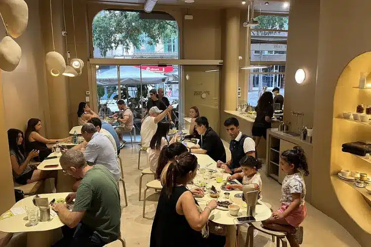 WeWalk Tours - לה פאפא - המקום הכי פוטוגני בעיר לבראנץ' בריא, אסתטי ומלא בסטייל שמרגיש כמו חופשה בבאלי.