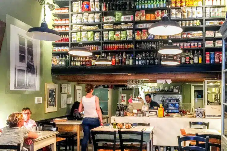 WeWalk Tours - לה קוצ'ינה מנדרוסו - מסעדה איטלקית אינטימית עם פסטות קלאסיות, מנות עונתיות וקינוחים בחלל חמים עם אריחים.