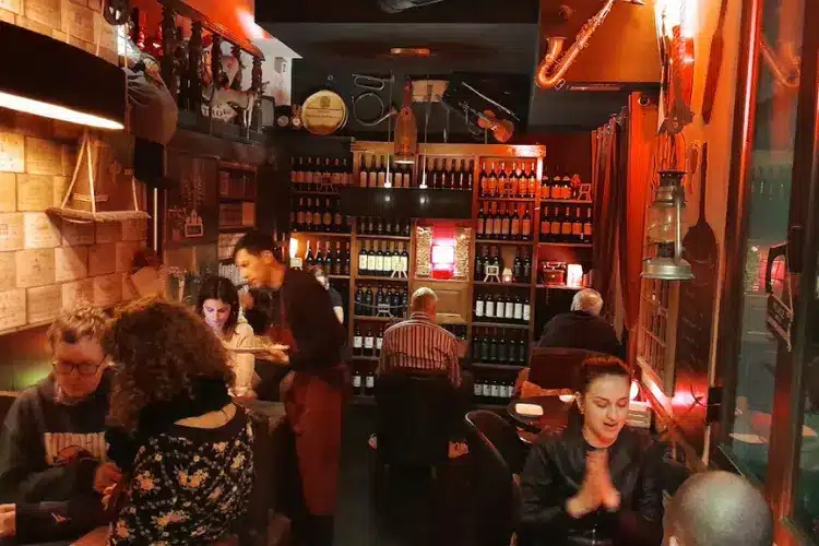 WeWalk Tours - לולו אנד פלין - מקום נינוח עם קערות בוקר, טוסטים פתוחים, מנות קטנות, קוקטיילים וקפה.