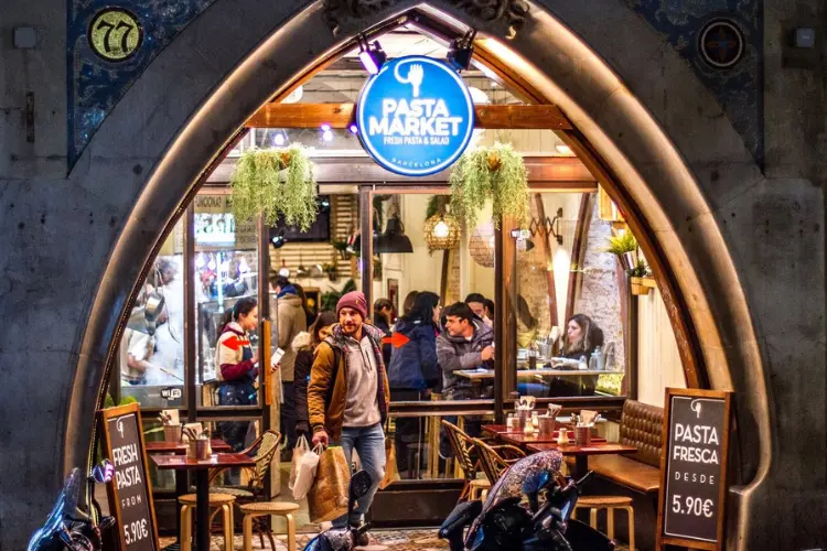 WeWalk Tours - פסטה מרקט - מקום מקסים בשירות עצמי שבו מרכיבים פסטה אישית בחלל קטן ונעים.