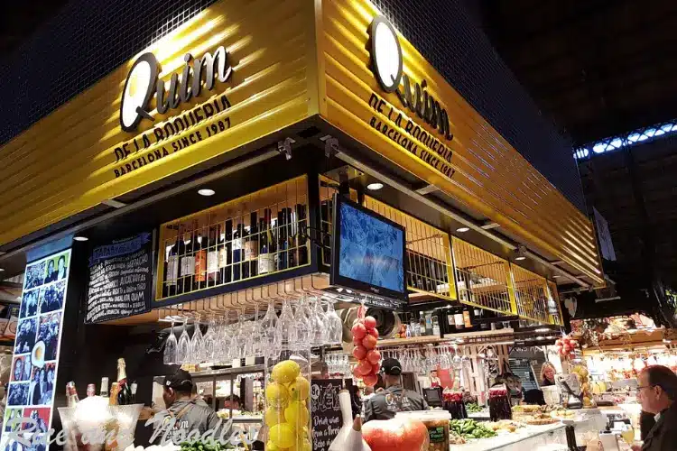 WeWalk Tours - אל קים דה לה בוקריה - מסעדת שוק ותיקה המגישה מנות קטנות יצירתיות, פירות ים ויין.