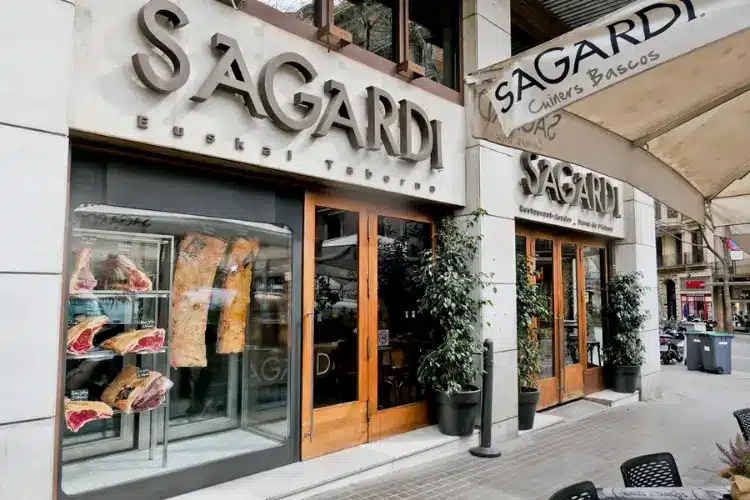 WeWalk Tours - סגרדי - מסע למחוזות הבסקים עם פינצ'וס איכותיים על הבר ובשרים מעושנים על הגריל בשיטה מסורתית.