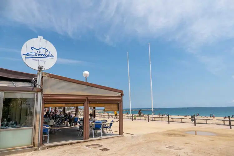 WeWalk Tours - צירינגיטו אסקריבה - מסעדת פירות ים ים־תיכונית שפועלת מאז 1992, עם נוף לים, מטבח פתוח ופאייה של הבית.