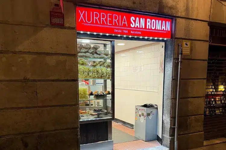 WeWalk Tours - שורריה (חנות הצורוס) - מקום קטן וותיק המתמחה בשורוס, מהקלאסיים ועד לגרסאות יצירתיות.