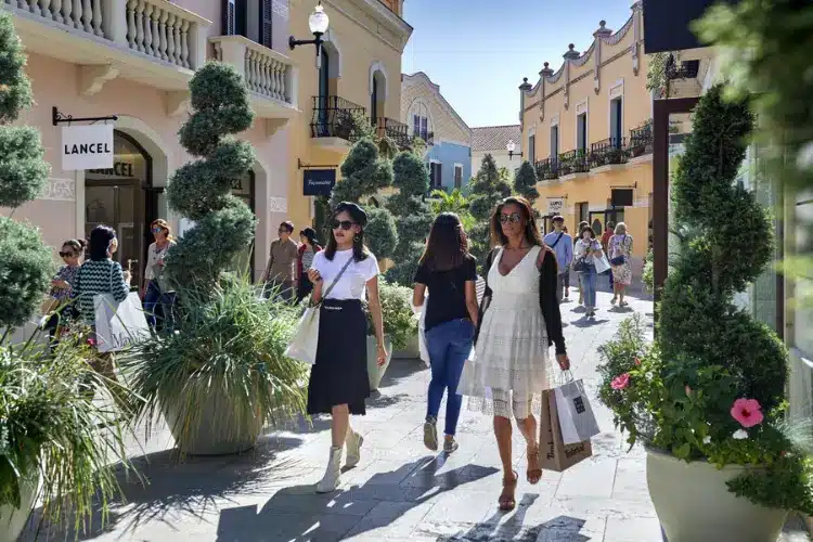 WeWalk Tours - לה רוקה וילג׳ - שופינג של הביוקר בהנחות ענק: כפר אאוטלט יוקרתי ומעוצב מחוץ לעיר.