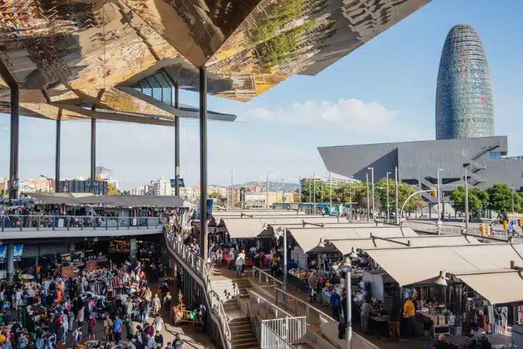 WeWalk Tours - שוק אל קאנס - גן עדן לחובבי וינטג' ומציאות: שוק פשפשים עצום ומקורה תחת תקרת מראות עתידנית ומרהיבה.