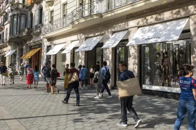 WeWalk Tours - פסאז׳ דה גרסיה - השאנז אליזה של ברצלונה: שדרת היוקרה, האופנה והארכיטקטורה המרהיבה ביותר בעיר.